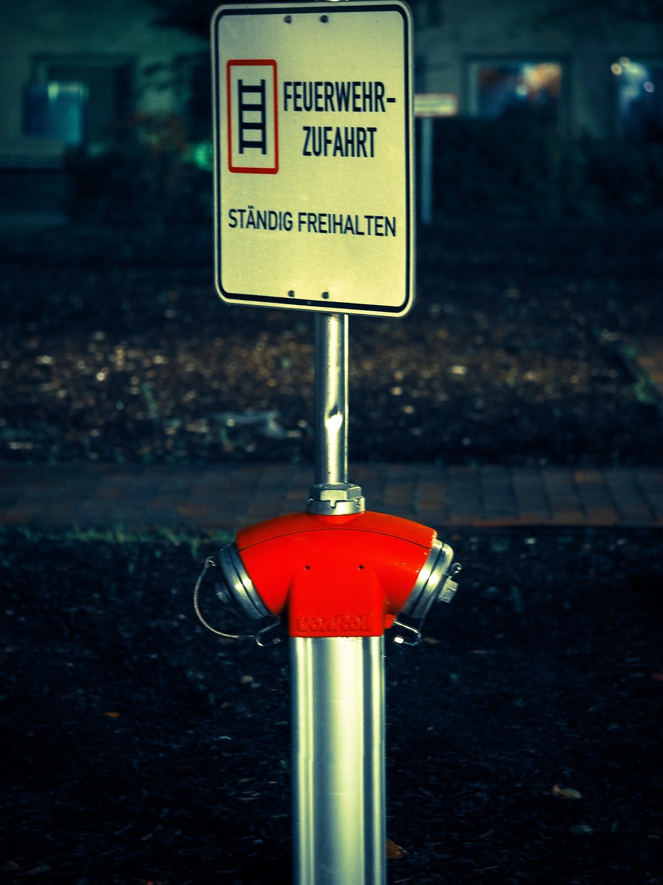 Distribusi Bantuan di Gudang